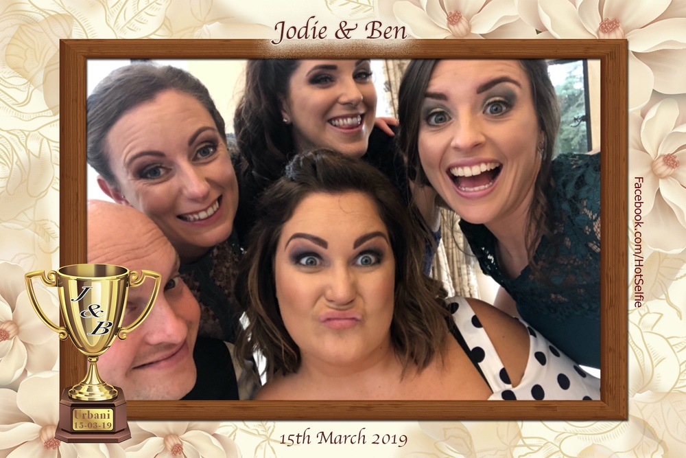 Gallery picture squeeze in